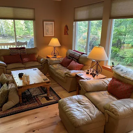 Cozy Riverfront Retreat
